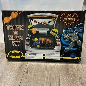 DC Comics Trunk or Treat Kit 200 pieces including backdrop, garland, fringe